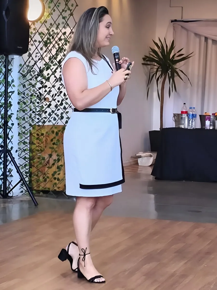 Ellen Acosta com microfone durante palestra
